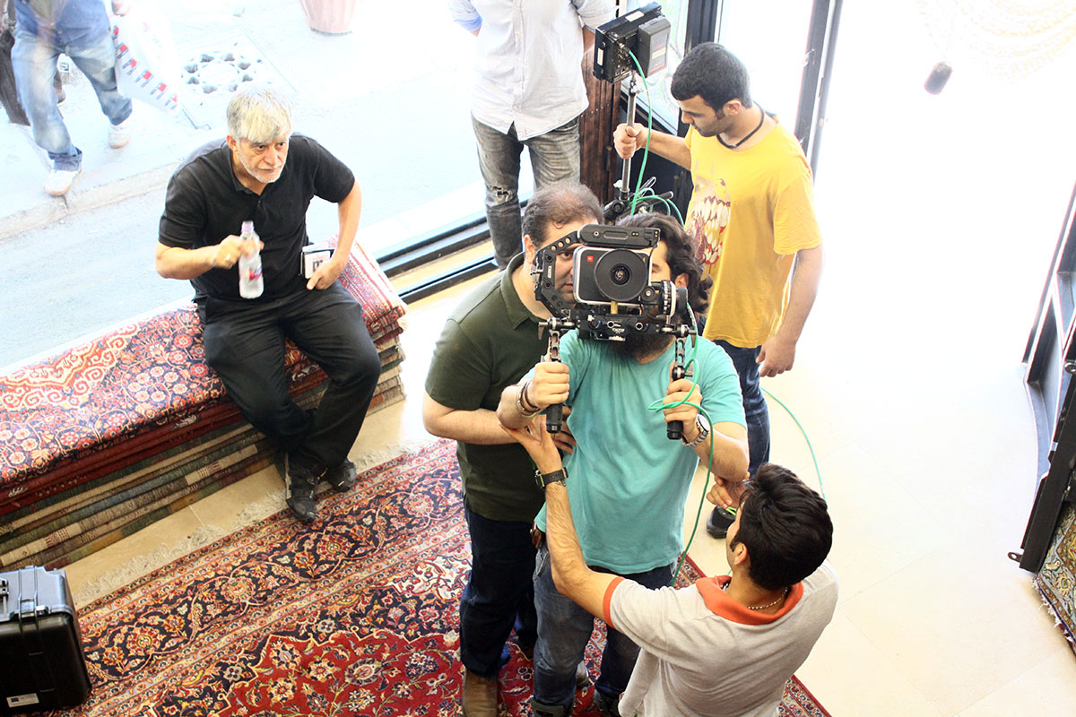 مرتضی شمس کارگردان و فیلم ساز مستقل فیلم کوتاه و فیلم بلند که در جشنواره های فیلم کوتاه حضور داشته و چندین نامزدی برای فیلم کوتاه و برنده بهترین فیلم کوتاه کردی از جشنواره سلیمانیه شده است.
Morteza Shams is a director and independent filmmaker of short films and feature films who has participated in short film festivals and won several nominations for short films and won the best Kurdish short film from the Sulaymaniyah Festival.